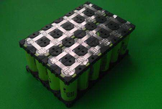 三元锂电池凭借众多优势迅速占领汽车等市场，并逐渐取代传统铅酸蓄电池